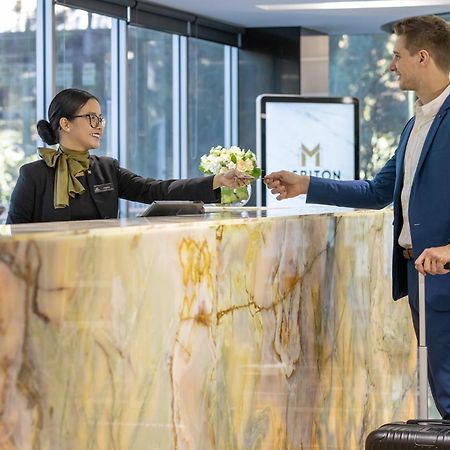 Meriton Suites North Ryde Sydney Exteriér fotografie A hotel receptionist