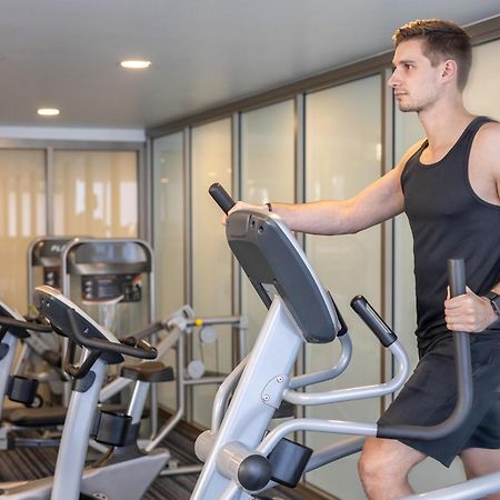Meriton Suites North Ryde Sydney Exteriér fotografie A man using an elliptical trainer