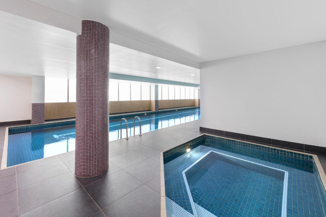 Meriton Suites North Ryde Sydney Exteriér fotografie The swimming pool at the hotel