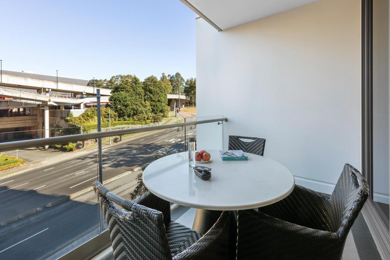 Meriton Suites North Ryde Sydney Exteriér fotografie A balcony