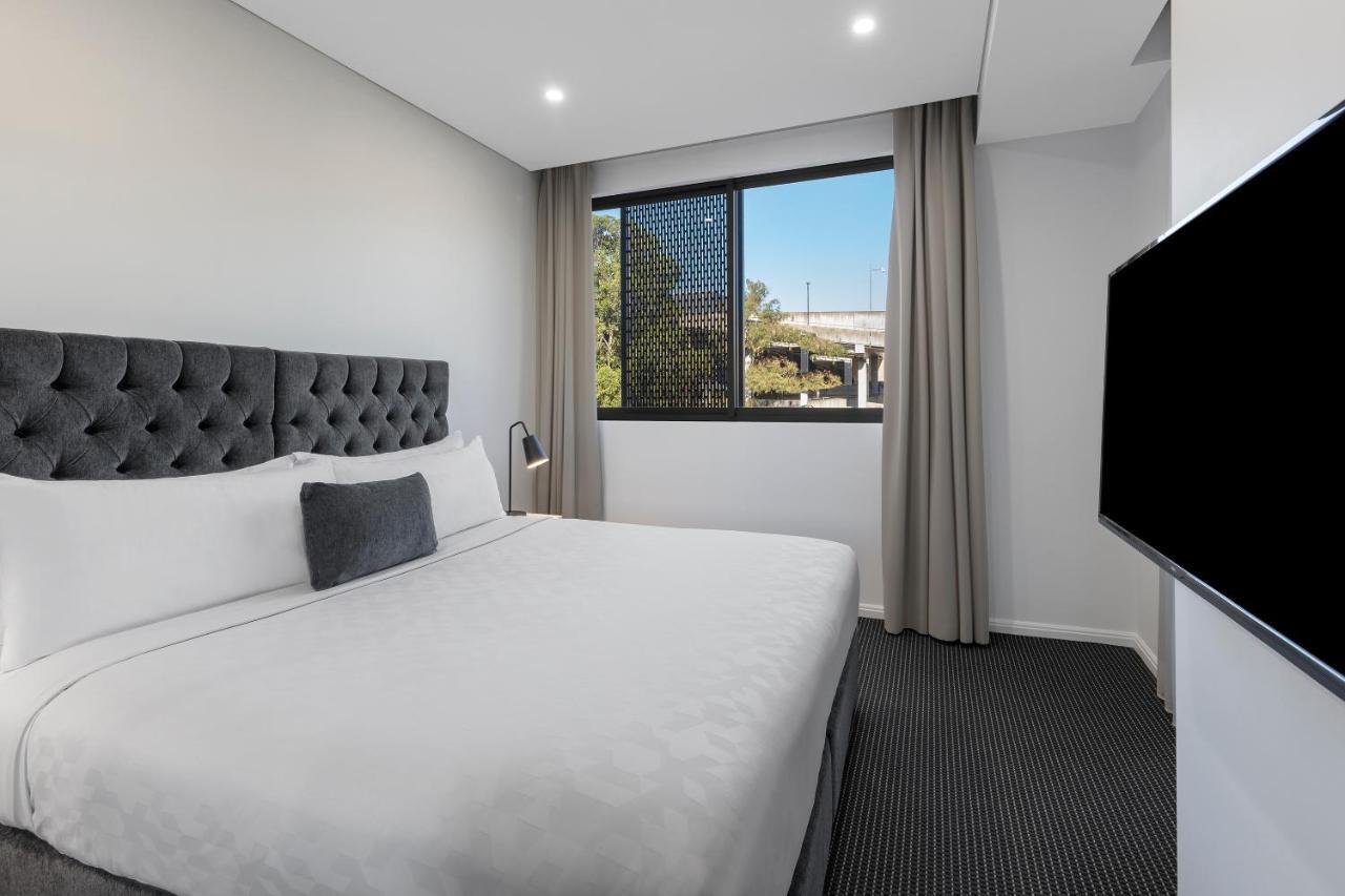 Meriton Suites North Ryde Sydney Exteriér fotografie A bedroom at the hotel