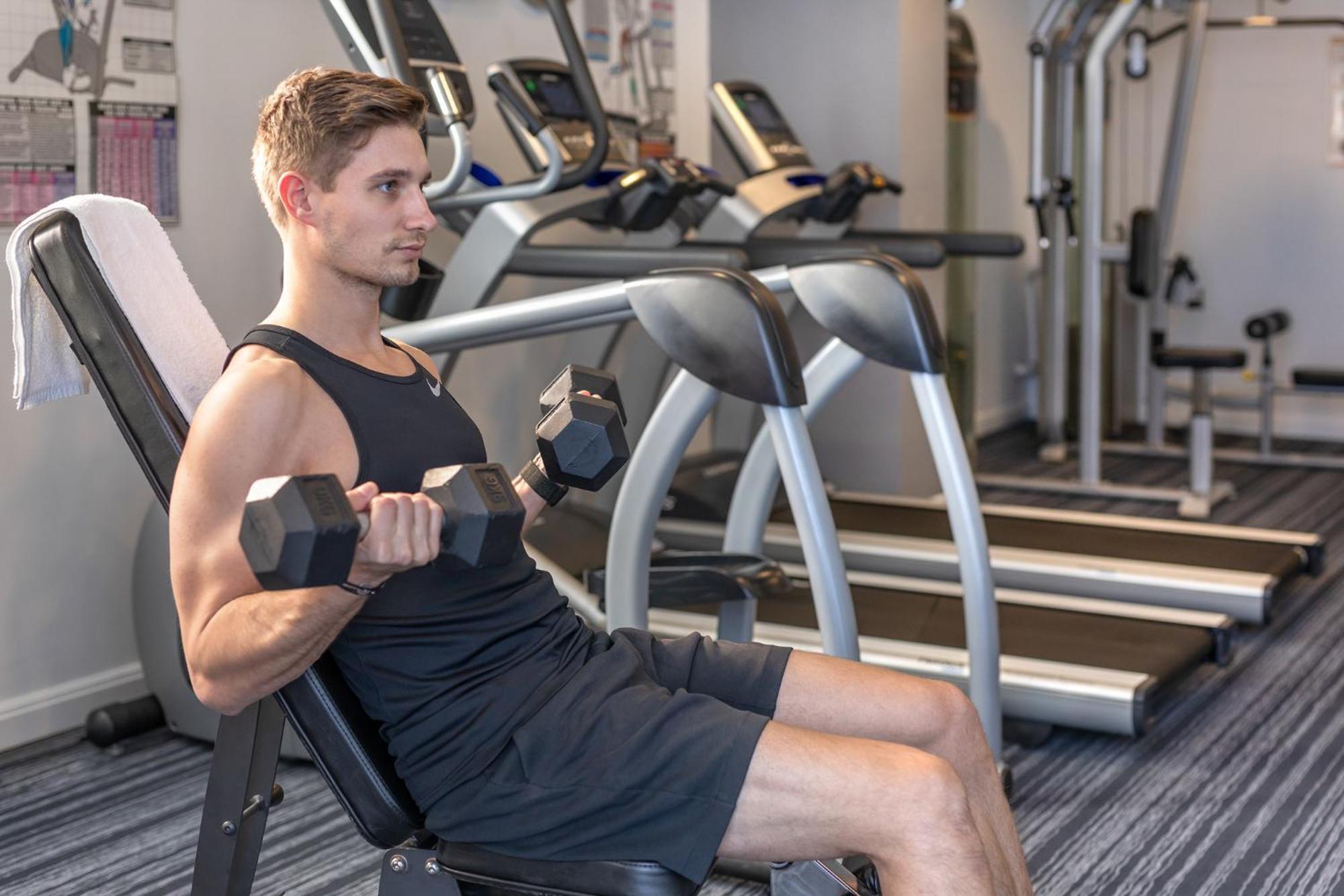 Meriton Suites North Ryde Sydney Exteriér fotografie A man using a dumbbell to exercise