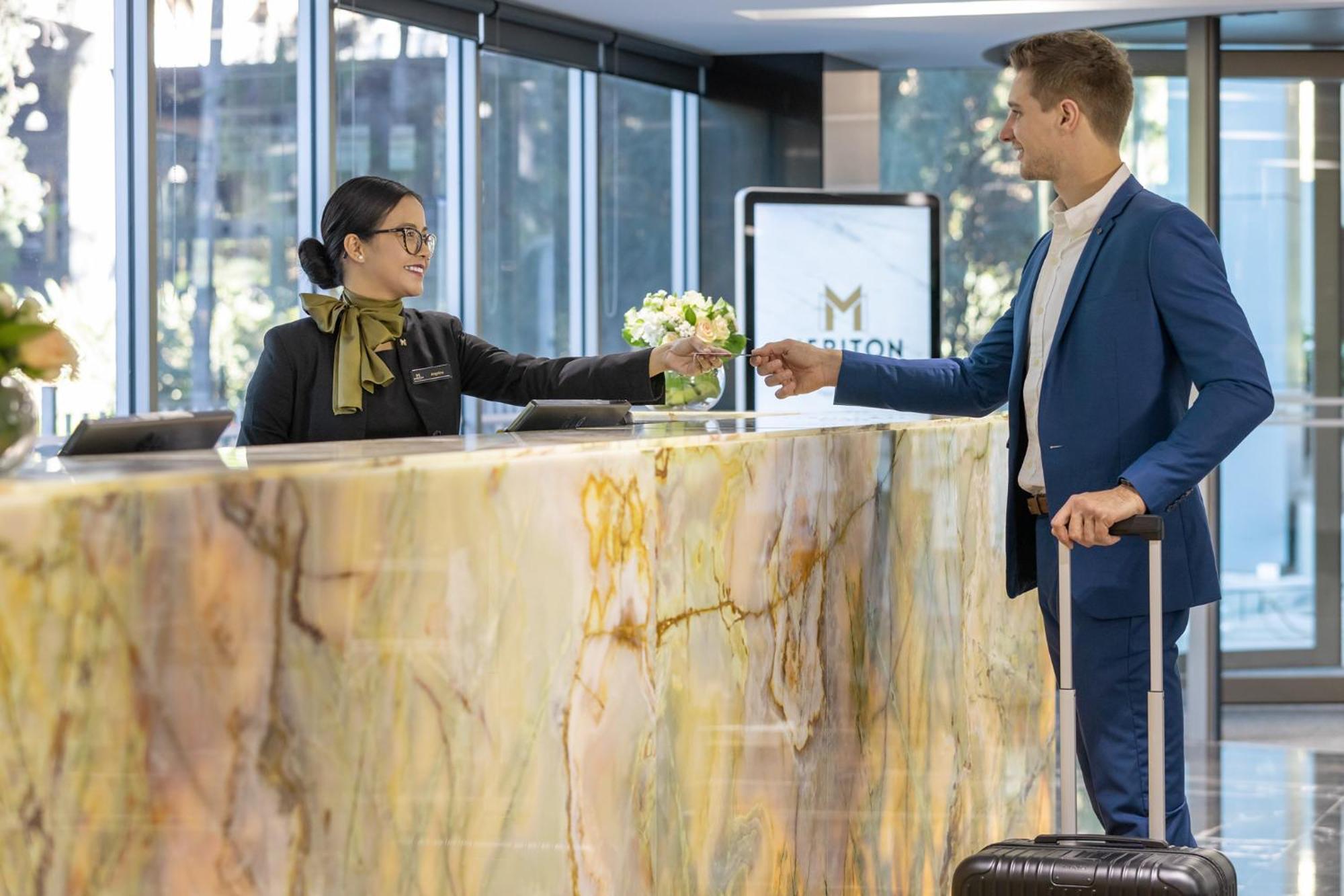 Meriton Suites North Ryde Sydney Exteriér fotografie A hotel receptionist