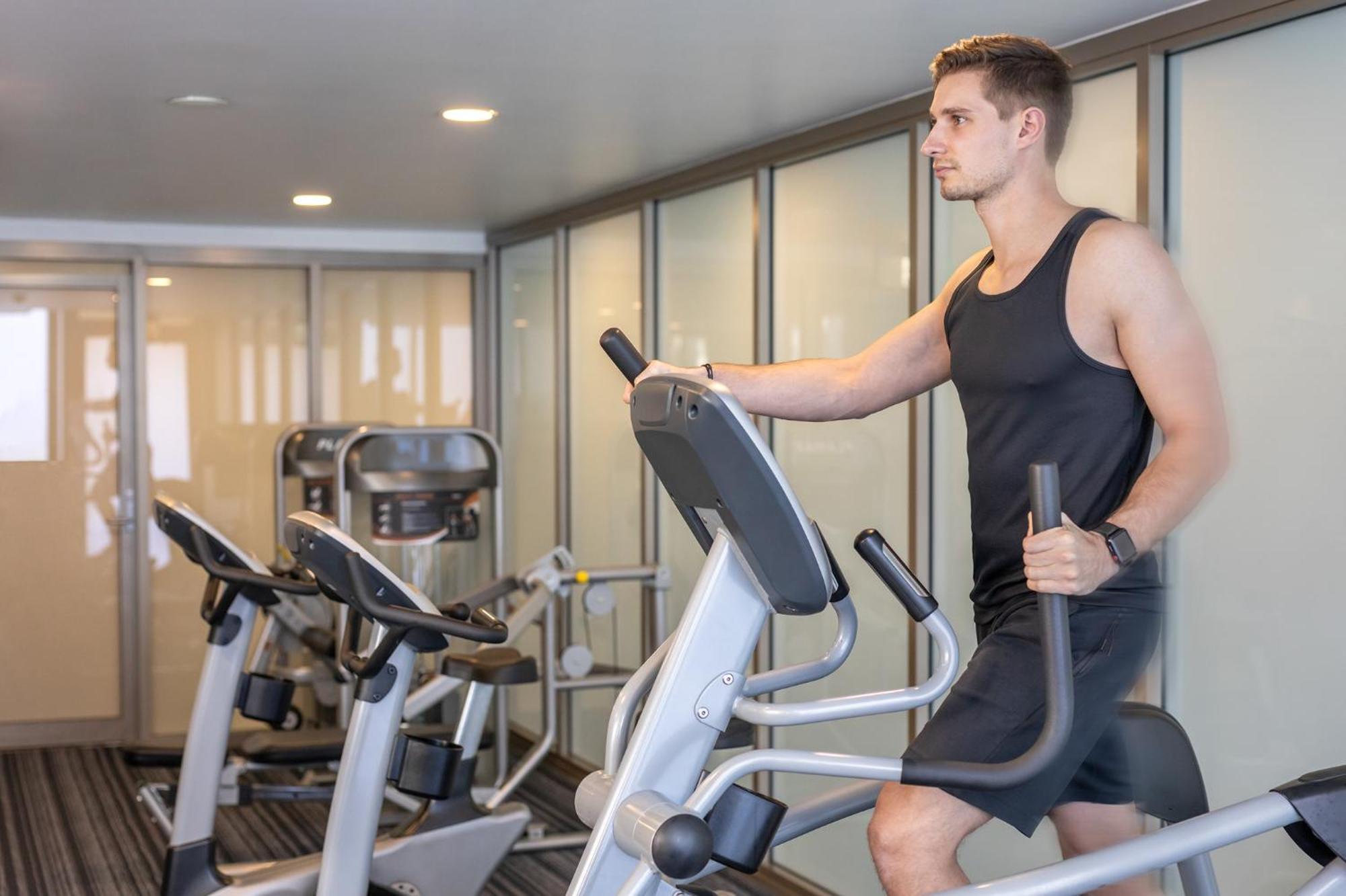 Meriton Suites North Ryde Sydney Exteriér fotografie A man using an elliptical trainer